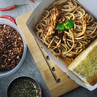 spaghetti with bread