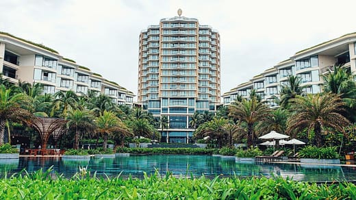 Hotel Online gray and brown concrete buildings