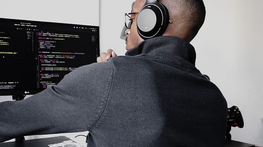 man in black long sleeve shirt wearing black headphones